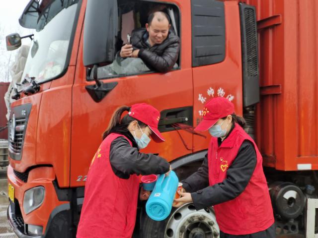 六安北中心黨團志愿者雨雪天氣上路為滯留司乘送餐水5_調整大小.jpg