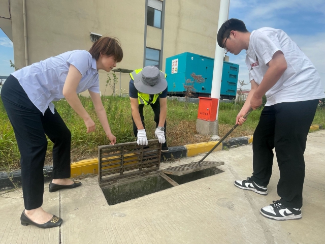 4迅捷物流高遠公司組織工作人員對園區內雨水井開展排查和清掏疏通工作，確保園區雨季排水暢通。.png