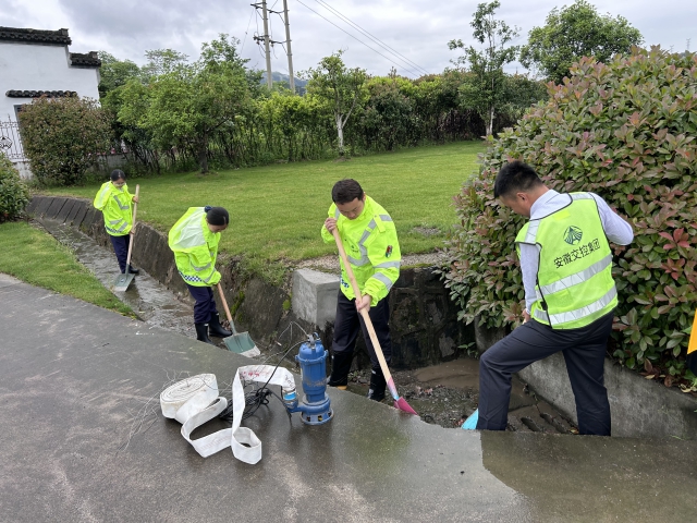 20黃山中心黟縣收費站未雨綢繆，組織開展站點防汛搶險應急演練.JPG